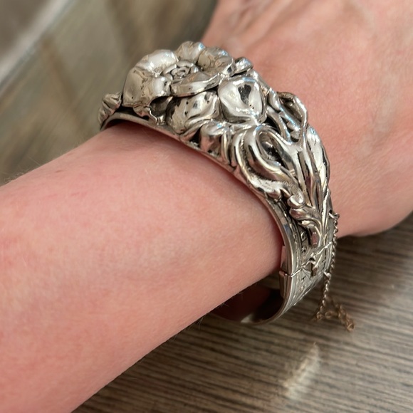 Antique Victorian Silver Plate Flower Repousse Bracelet Hinged Bangle - Picture 13 of 16